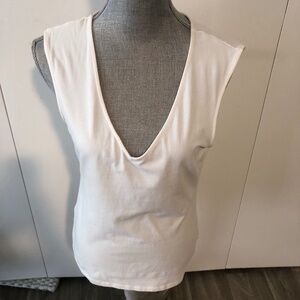 🕙 BASIC BRAND WHITE V SLEEVLESS TOP SIZE MEDIUM
